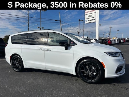 Featured New 2026 Chrysler Pacifica SELECT Passenger Van for sale in Bluffton, IN