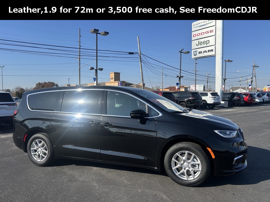 2026 Chrysler Pacifica Select's photo