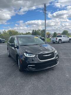 New 2023 Chrysler Pacifica Touring L Van Passenger Van for sale in Bluffton, IN