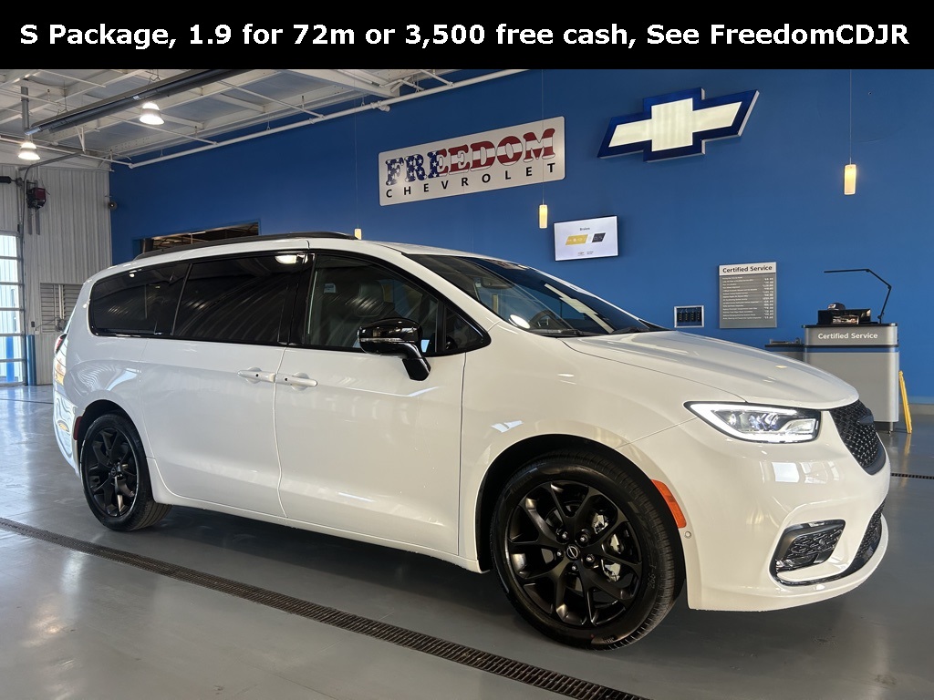 2026 Chrysler Pacifica Select's photo