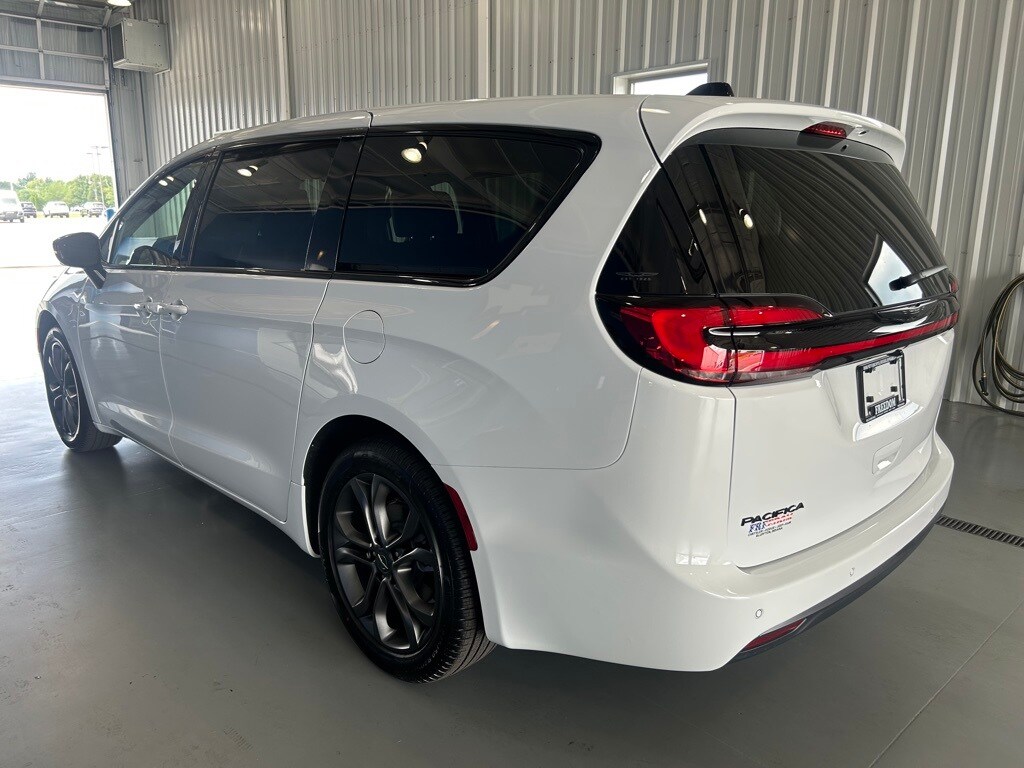2026 Chrysler Pacifica photo 2