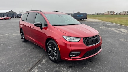 Featured New 2026 Chrysler Pacifica SELECT Passenger Van for sale in Bluffton, IN