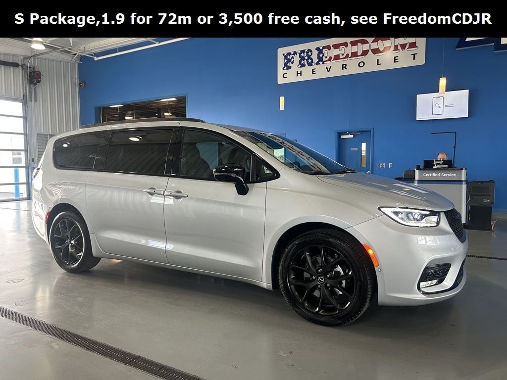 2026 Chrysler Pacifica Select's photo