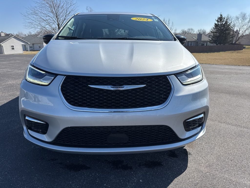 Used 2024 Chrysler Pacifica Touring L Van Passenger Van