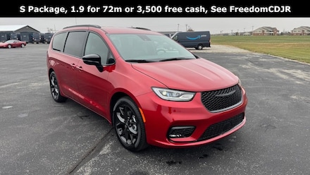 Featured 2026 Chrysler Pacifica SELECT Passenger Van for sale in Bluffton, IN