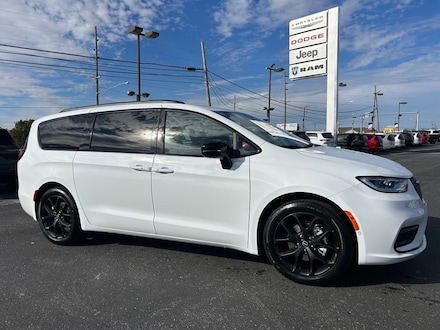 Featured New 2026 Chrysler Pacifica SELECT Passenger Van for sale in Bluffton, IN