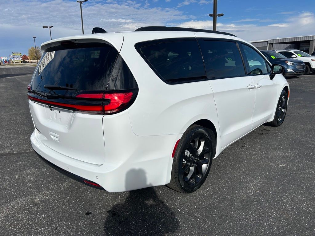 2026 Chrysler Pacifica Select - Photo 6