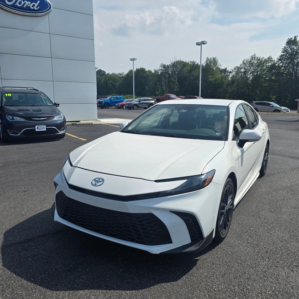 2025 Toyota Camry SE photo 2