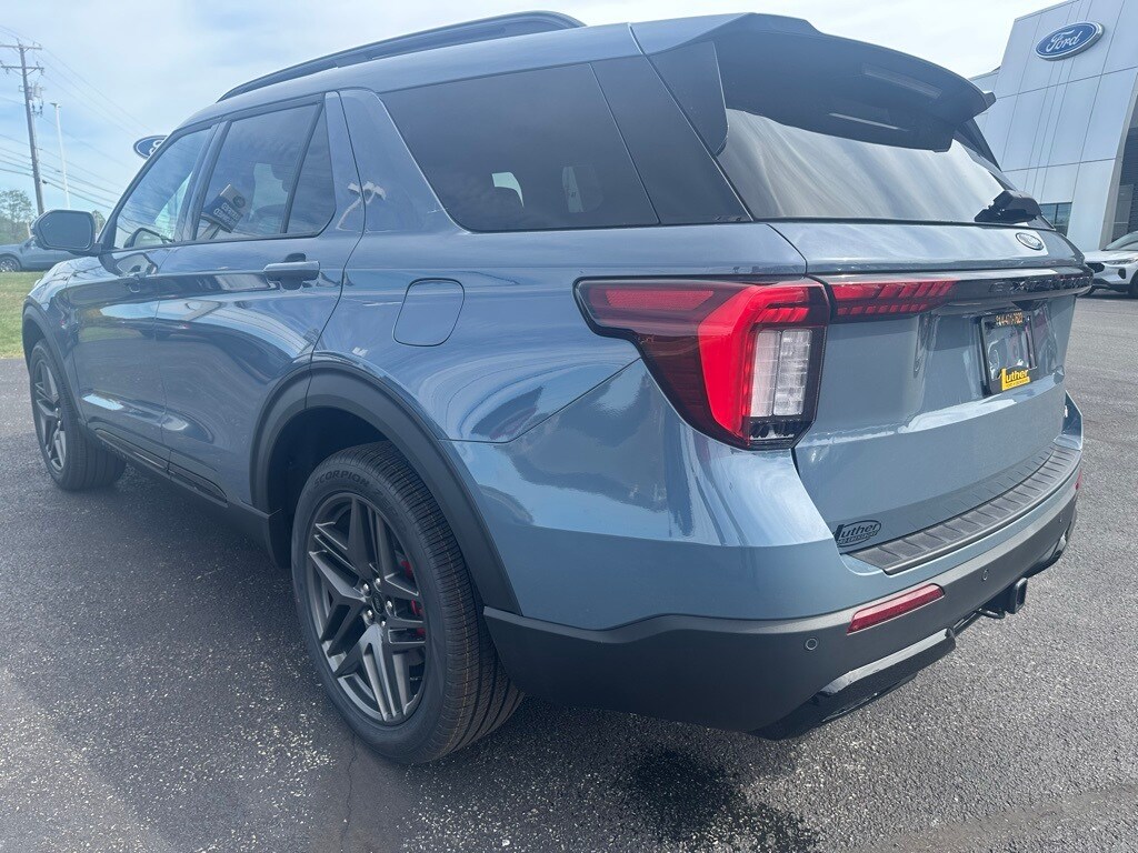 2025 Ford Explorer ST-Line photo 3