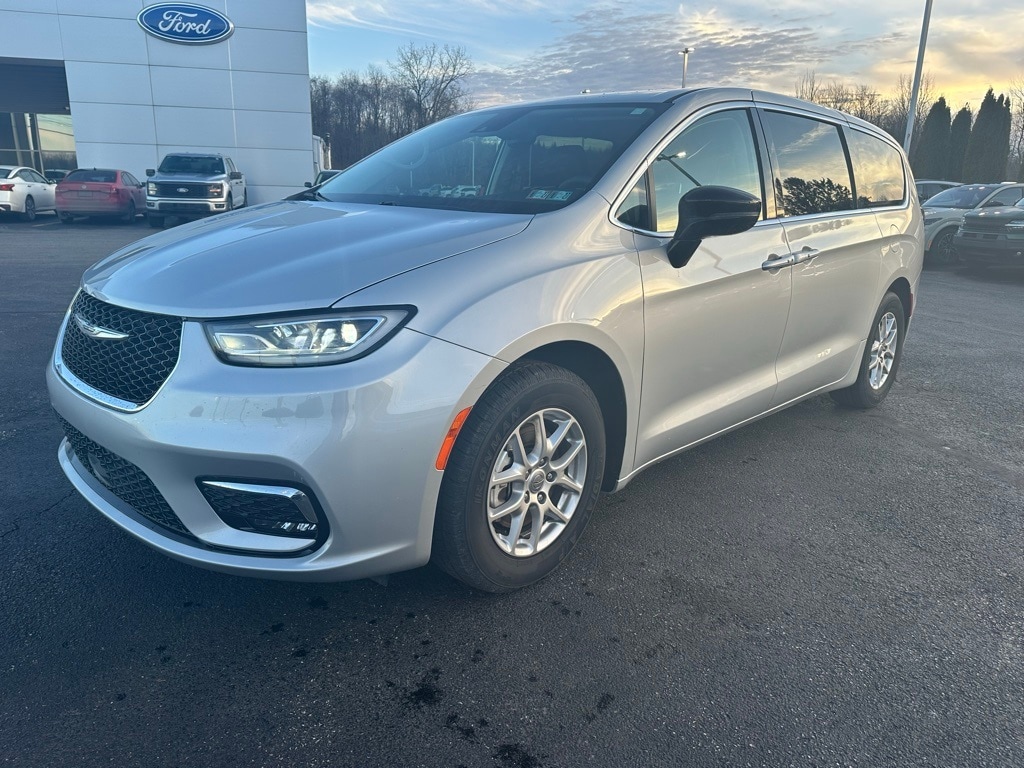 2024 Chrysler Pacifica Touring L's photo