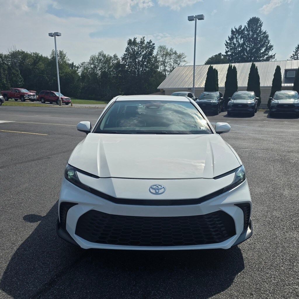 2025 Toyota Camry SE photo 3