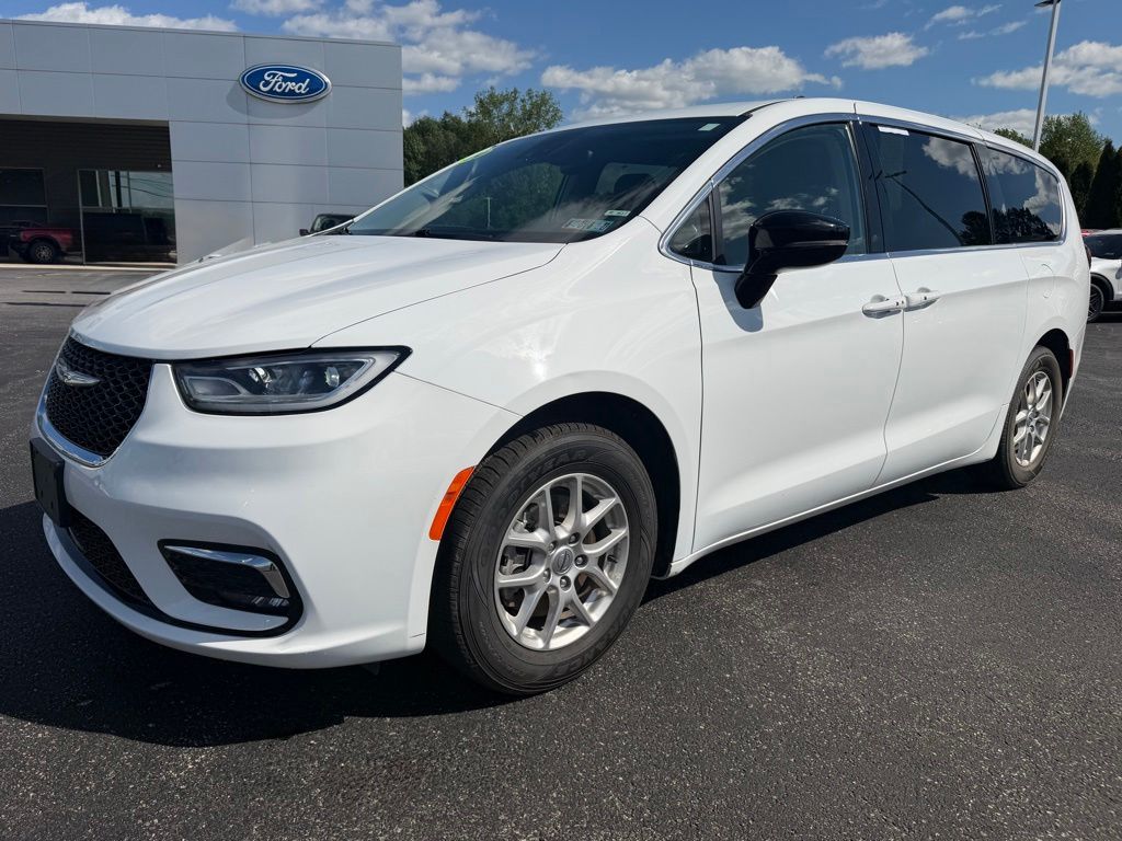 2024 Chrysler Pacifica Touring L's photo