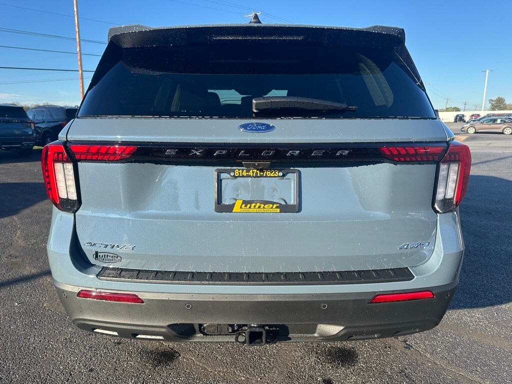 2025 Ford Explorer photo 3