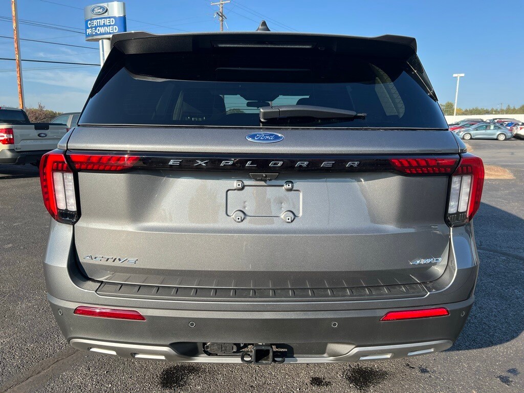 2025 Ford Explorer photo 4