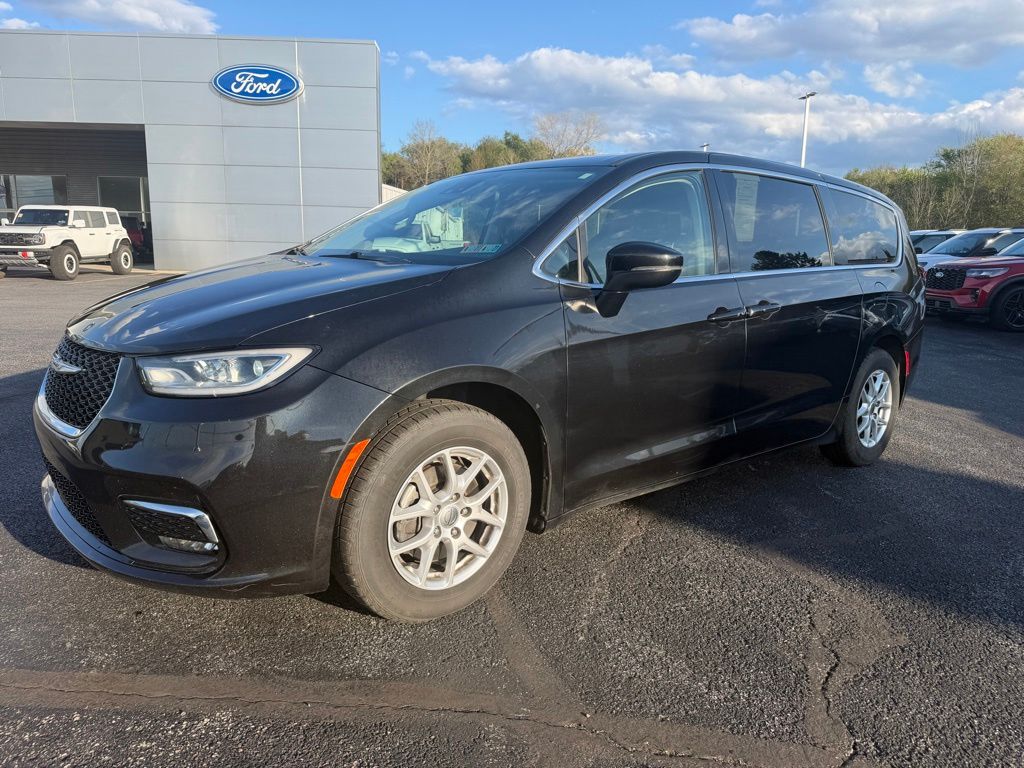 2023 Chrysler Pacifica Touring L's photo