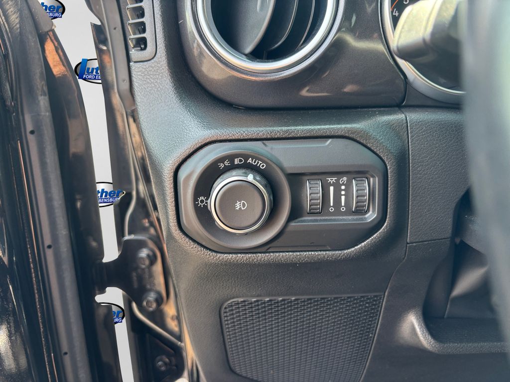 2022 Jeep Wrangler Unlimited Sahara Altitude - Photo 13