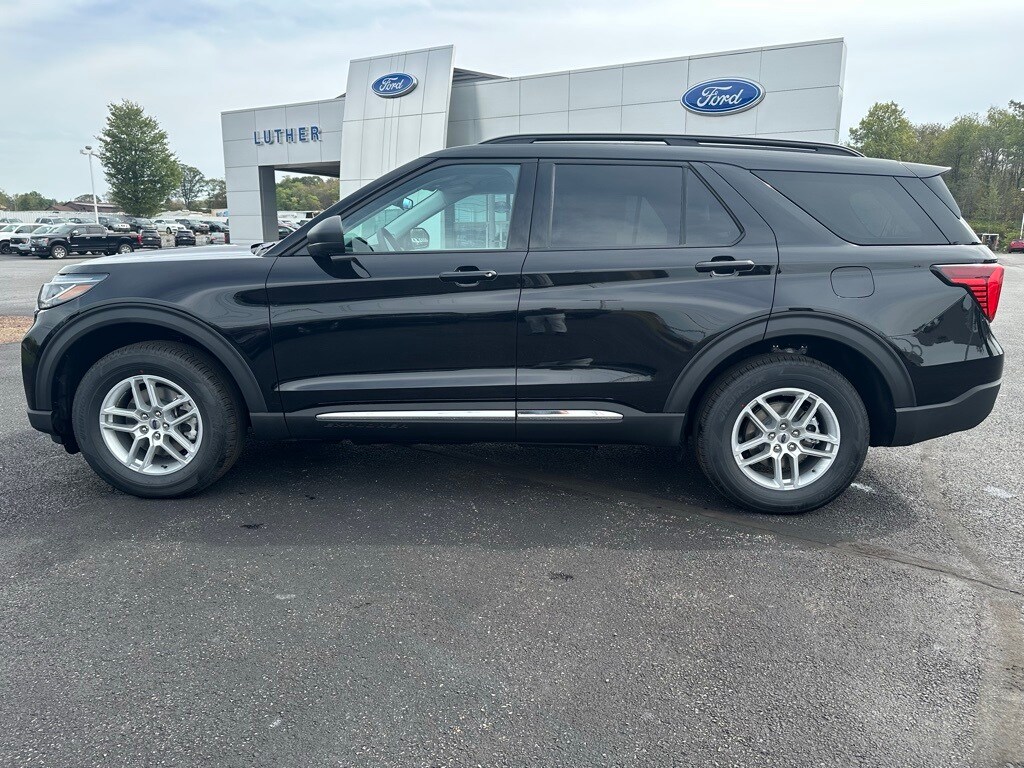 2025 Ford Explorer photo 2