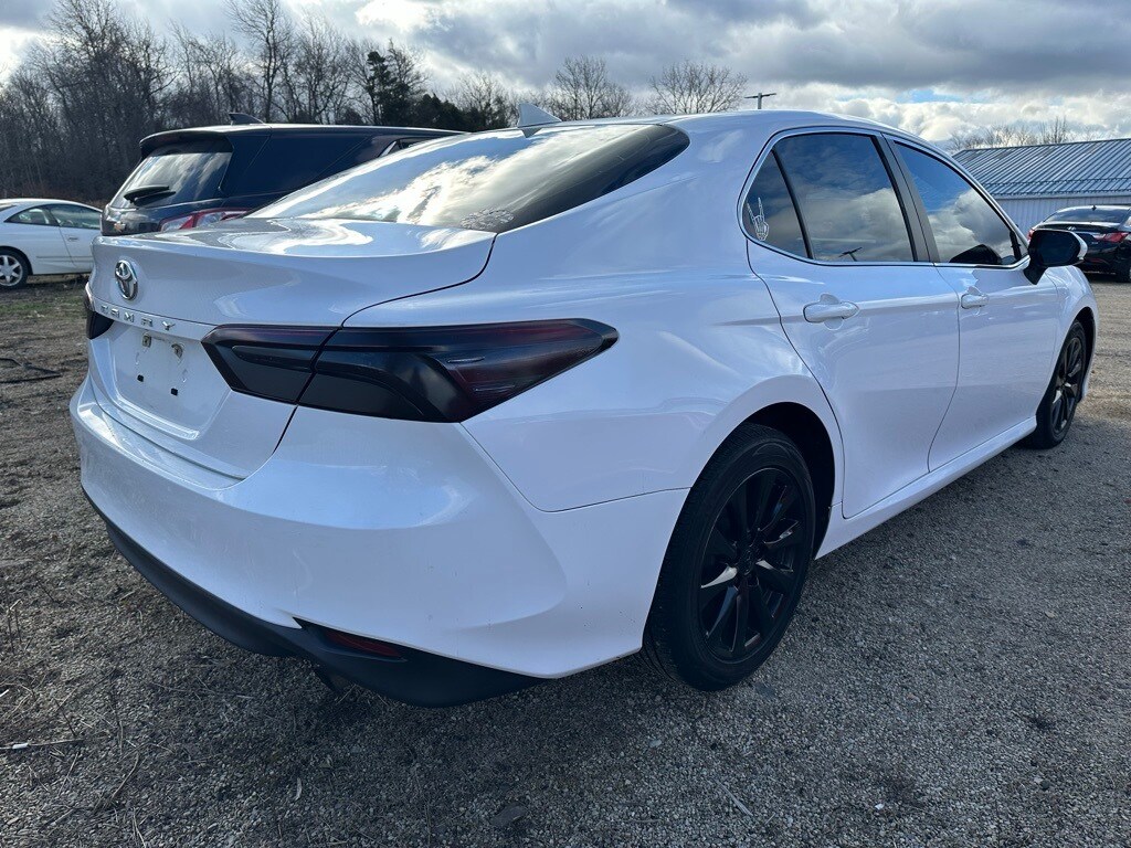 2019 Toyota Camry SE photo 3