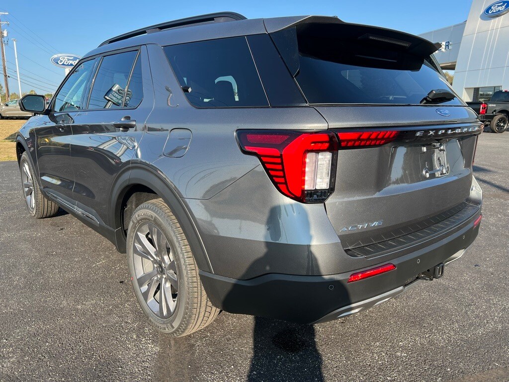 2025 Ford Explorer photo 3