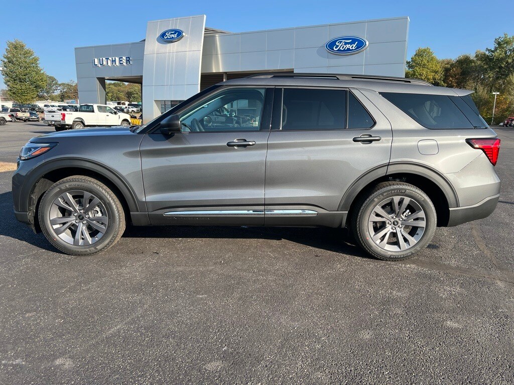 2025 Ford Explorer photo 2