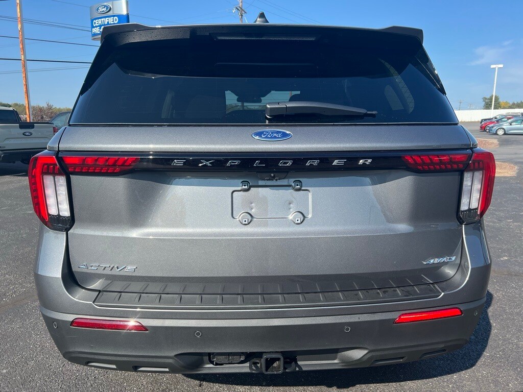 2025 Ford Explorer photo 3