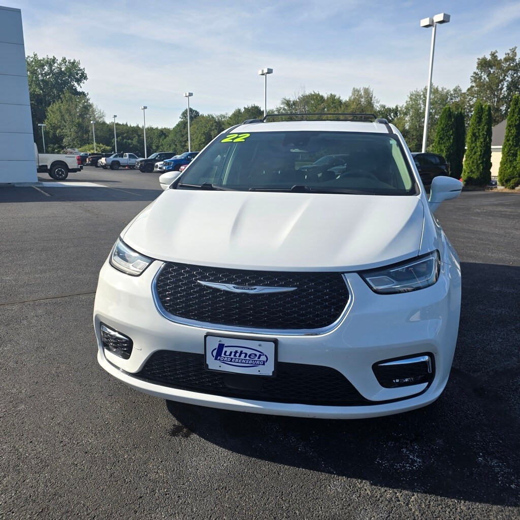 2022 Chrysler Pacifica Touring L photo 3