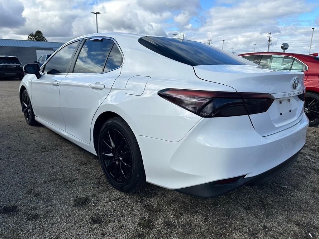 2019 Toyota Camry SE photo 2