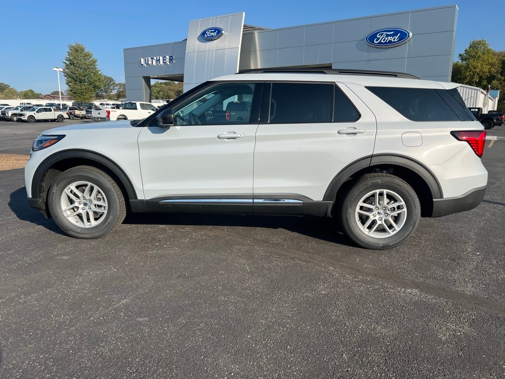 2025 Ford Explorer photo 2