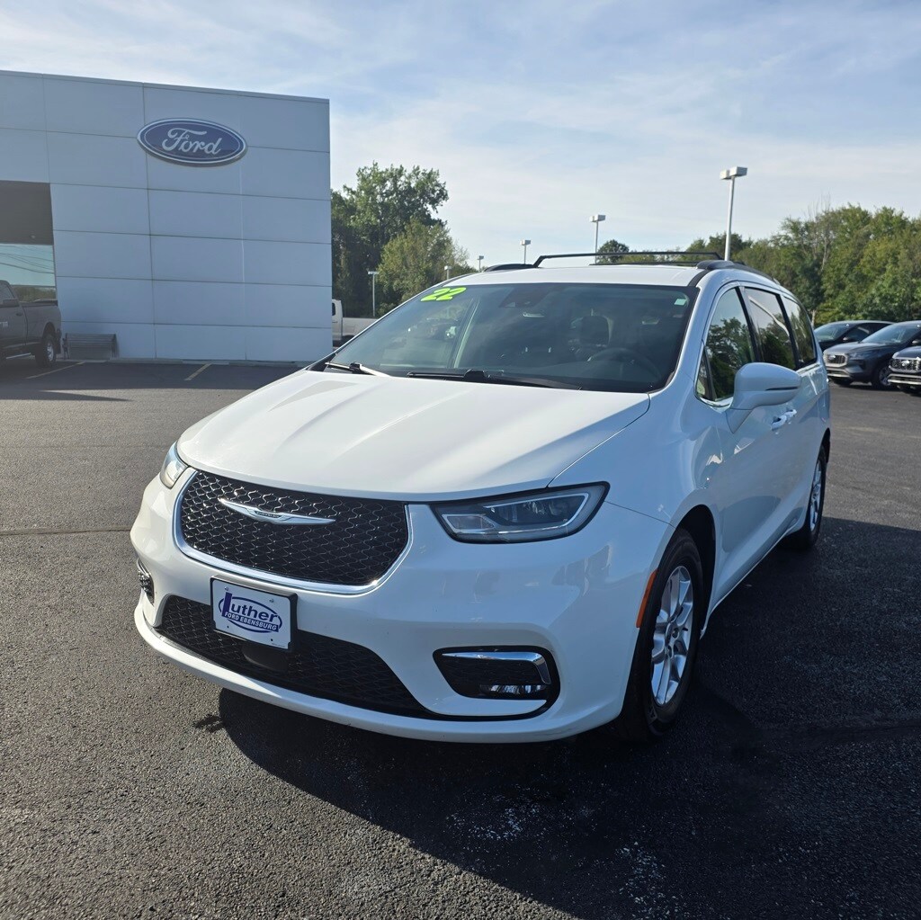 2022 Chrysler Pacifica Touring L photo 2