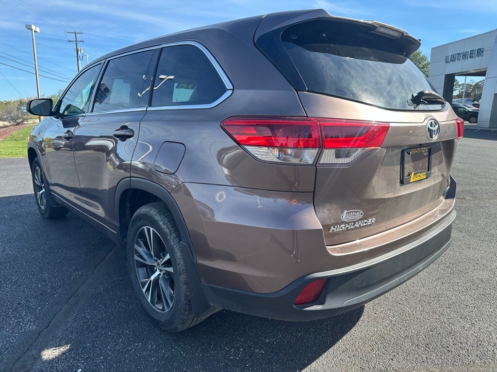 2018 Toyota Highlander LE photo 3