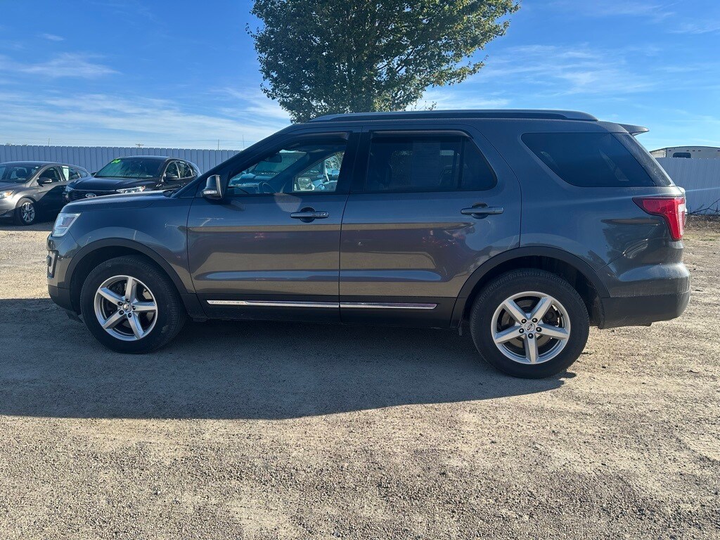 2017 Ford Explorer XLT photo 2