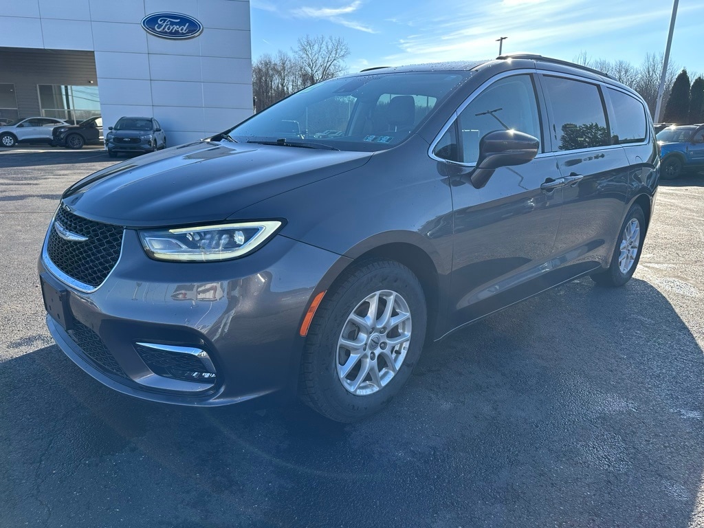 2022 Chrysler Pacifica Touring L's photo