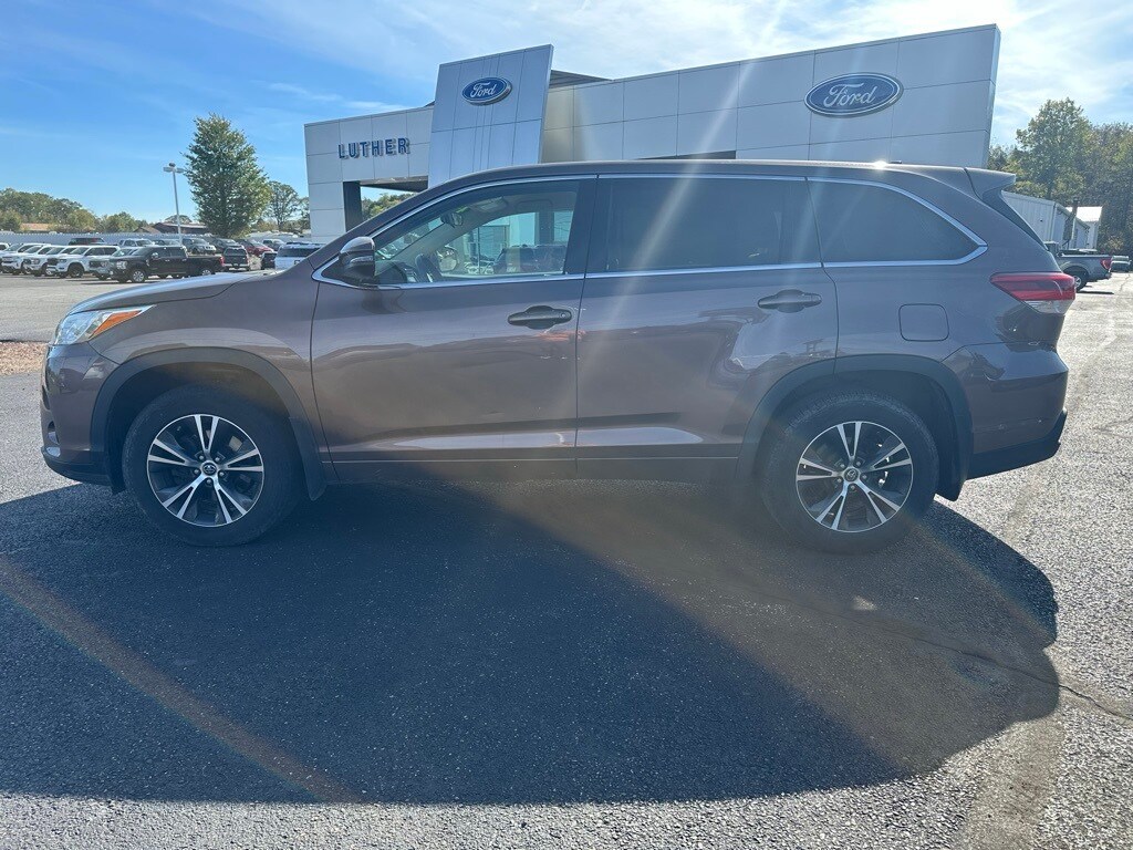 2018 Toyota Highlander LE photo 2