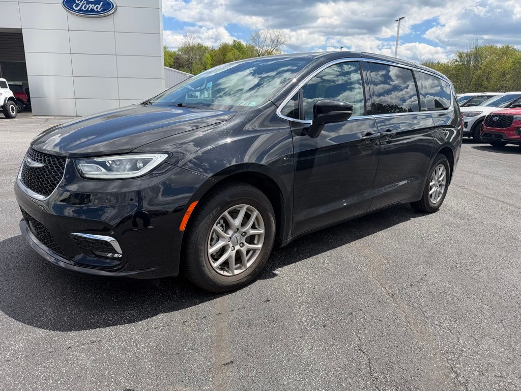 2024 Chrysler Pacifica Touring L's photo