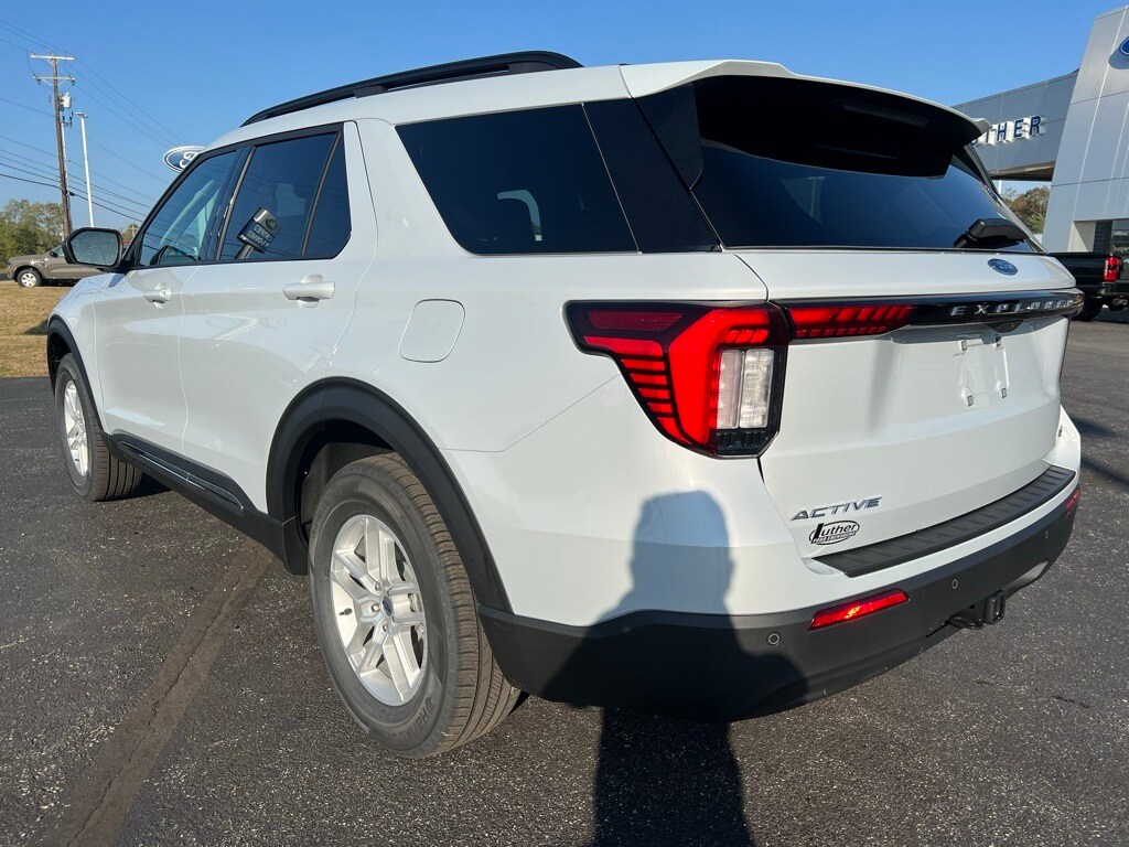 2025 Ford Explorer photo 3