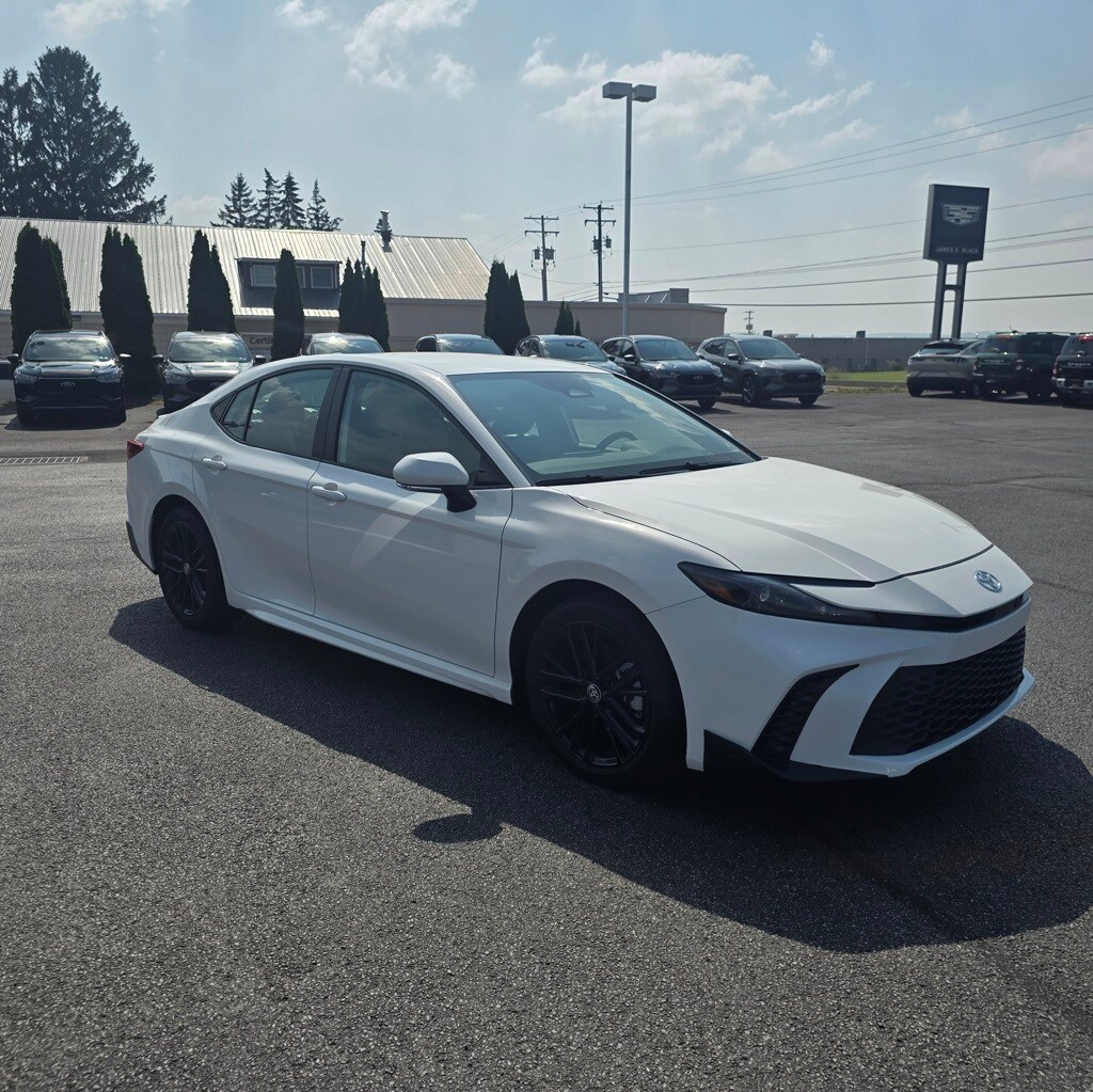 2025 Toyota Camry SE photo 4