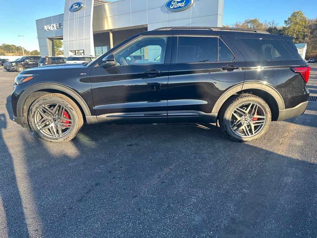 2026 Ford Explorer ST-Line photo 2