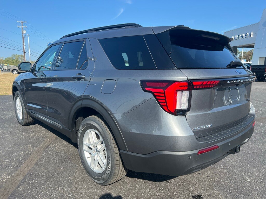 2025 Ford Explorer photo 2