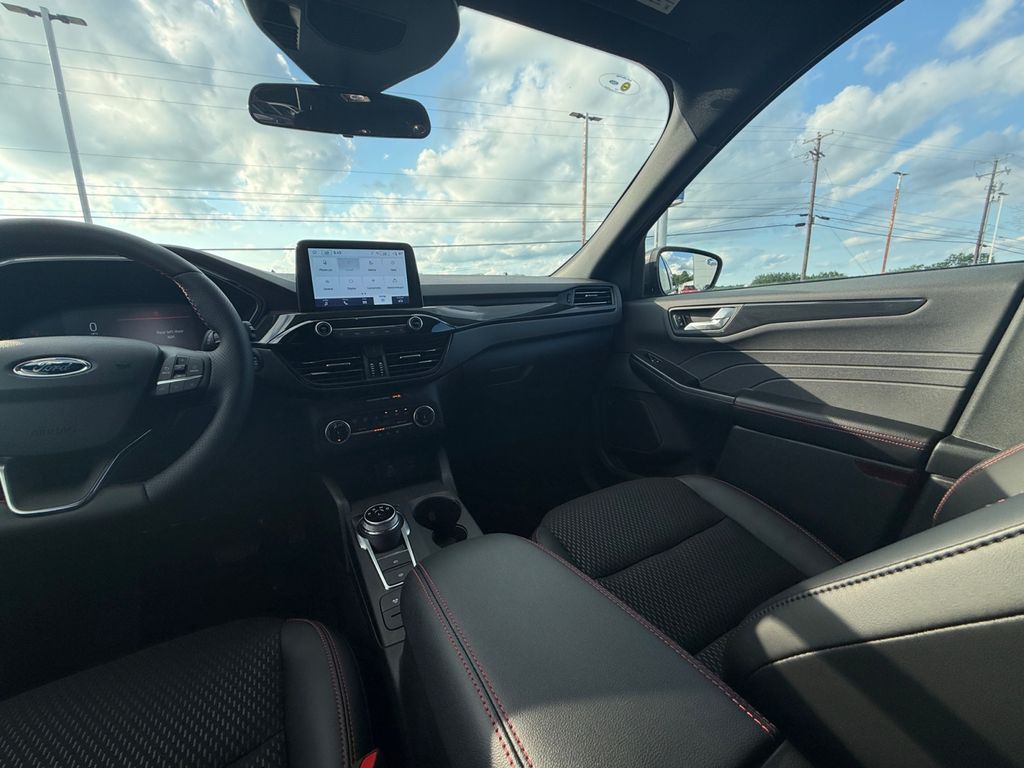 2026 Ford Escape ST-Line - Photo 13