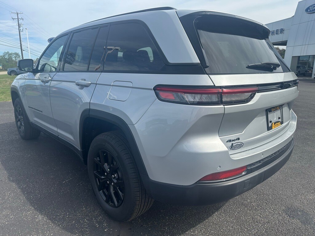 2024 Jeep Grand Cherokee Altitude photo 2