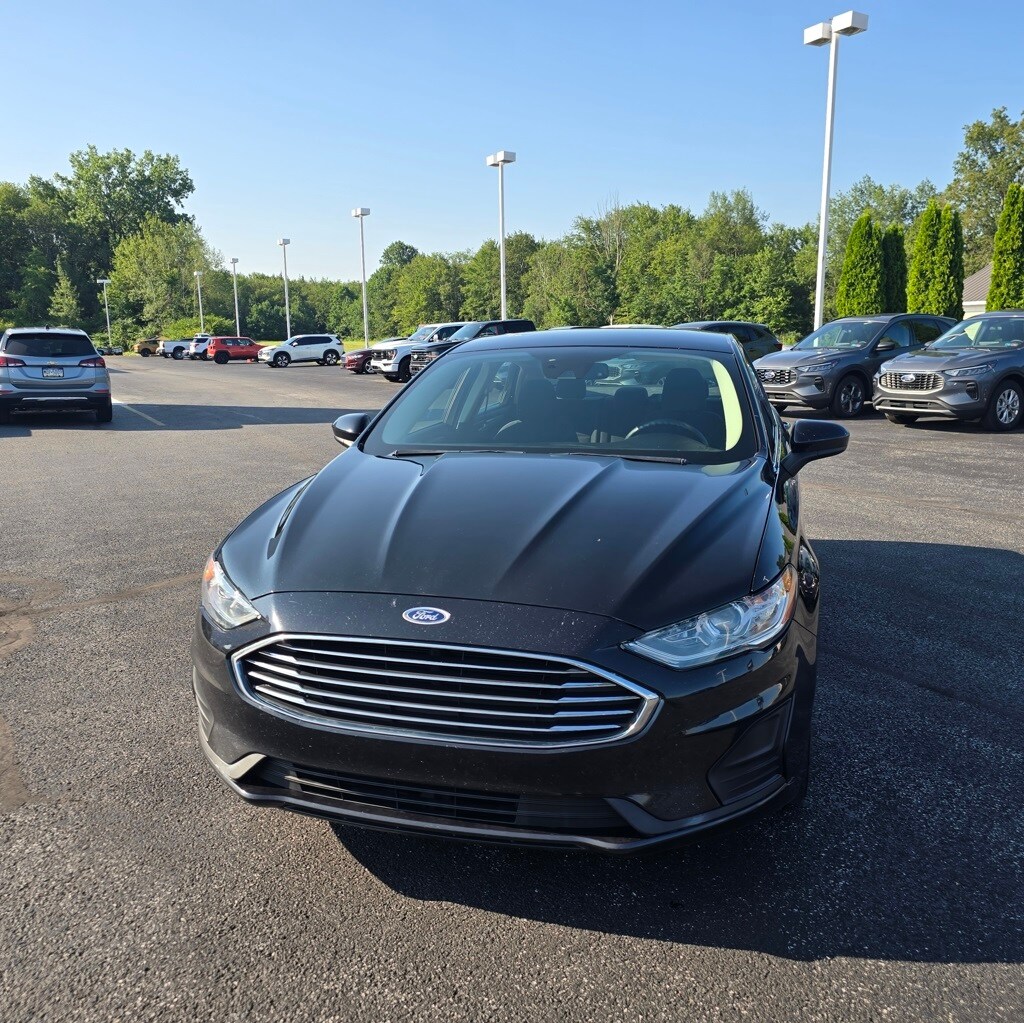 2020 Ford Fusion SE photo 2
