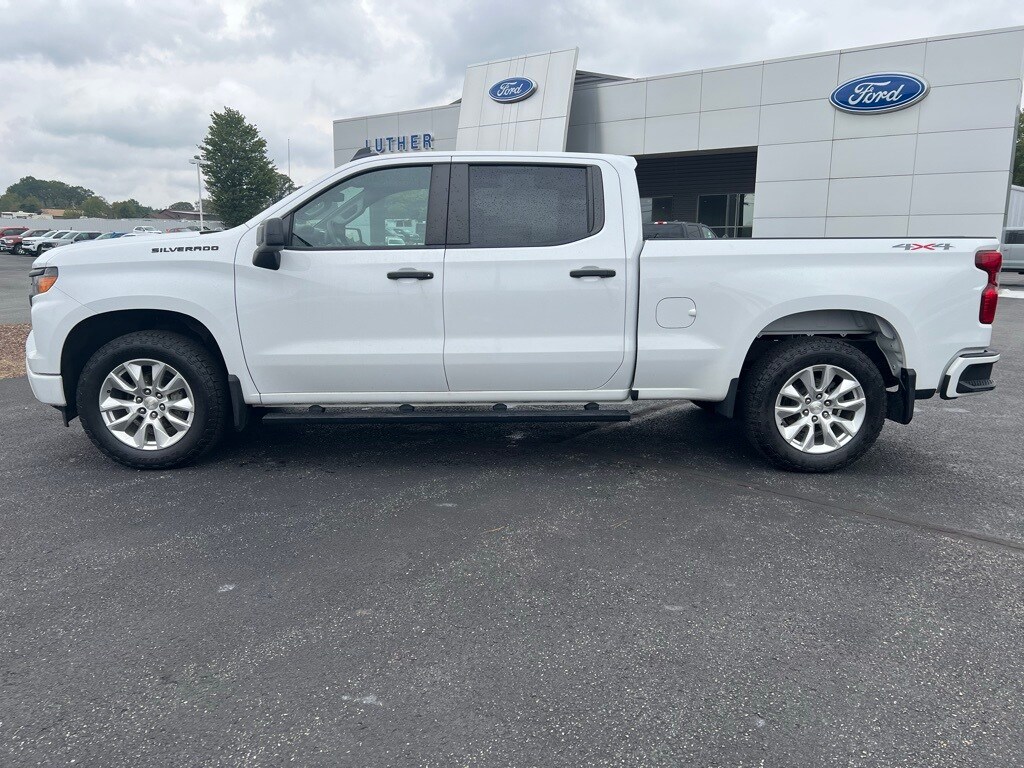 2023 Chevrolet Silverado 1500 Custom photo 2