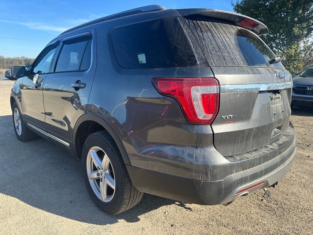 2017 Ford Explorer XLT photo 3