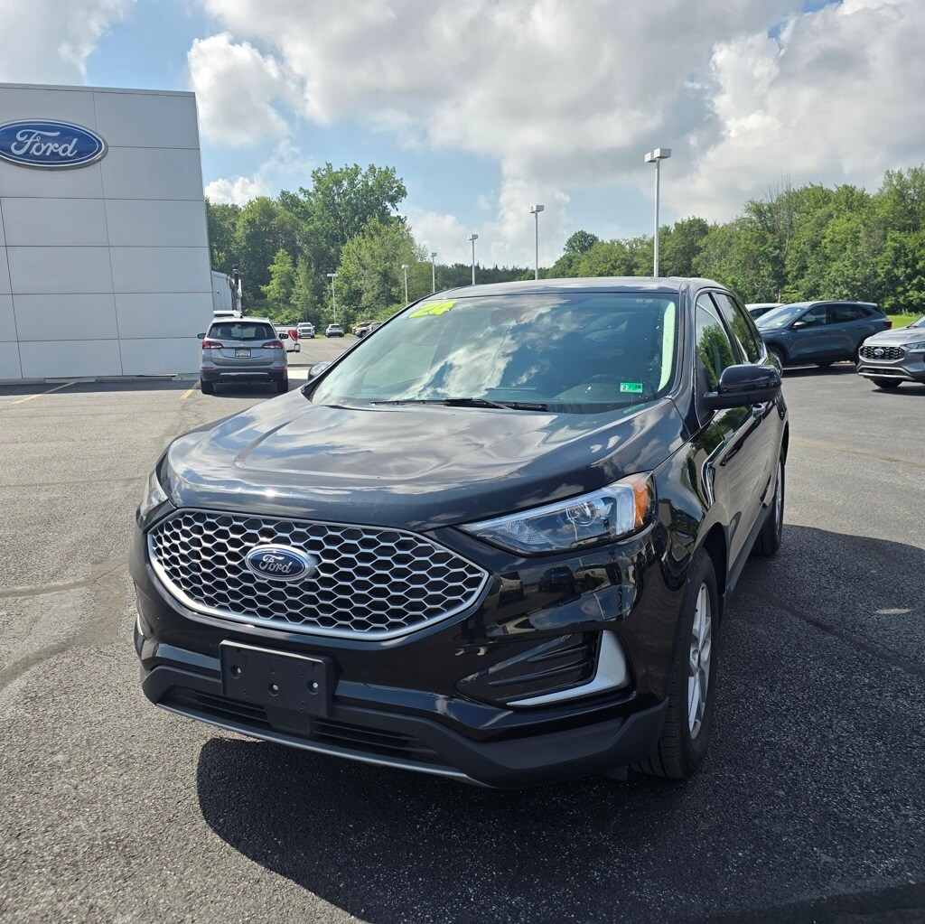 2024 Ford Edge SEL photo 2