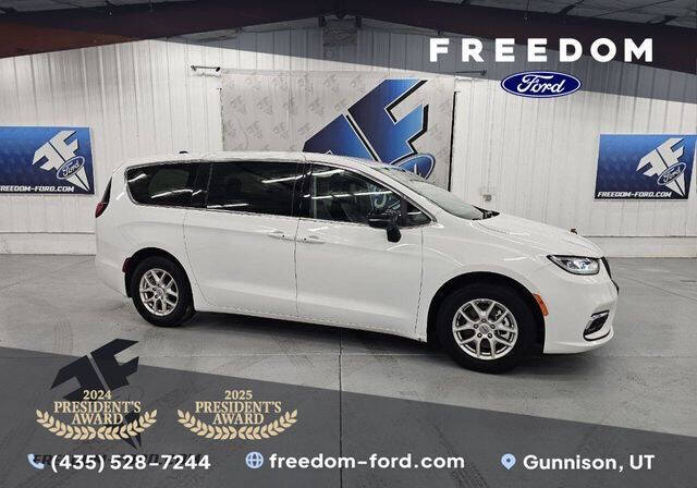 2024 Chrysler Pacifica Touring L's photo