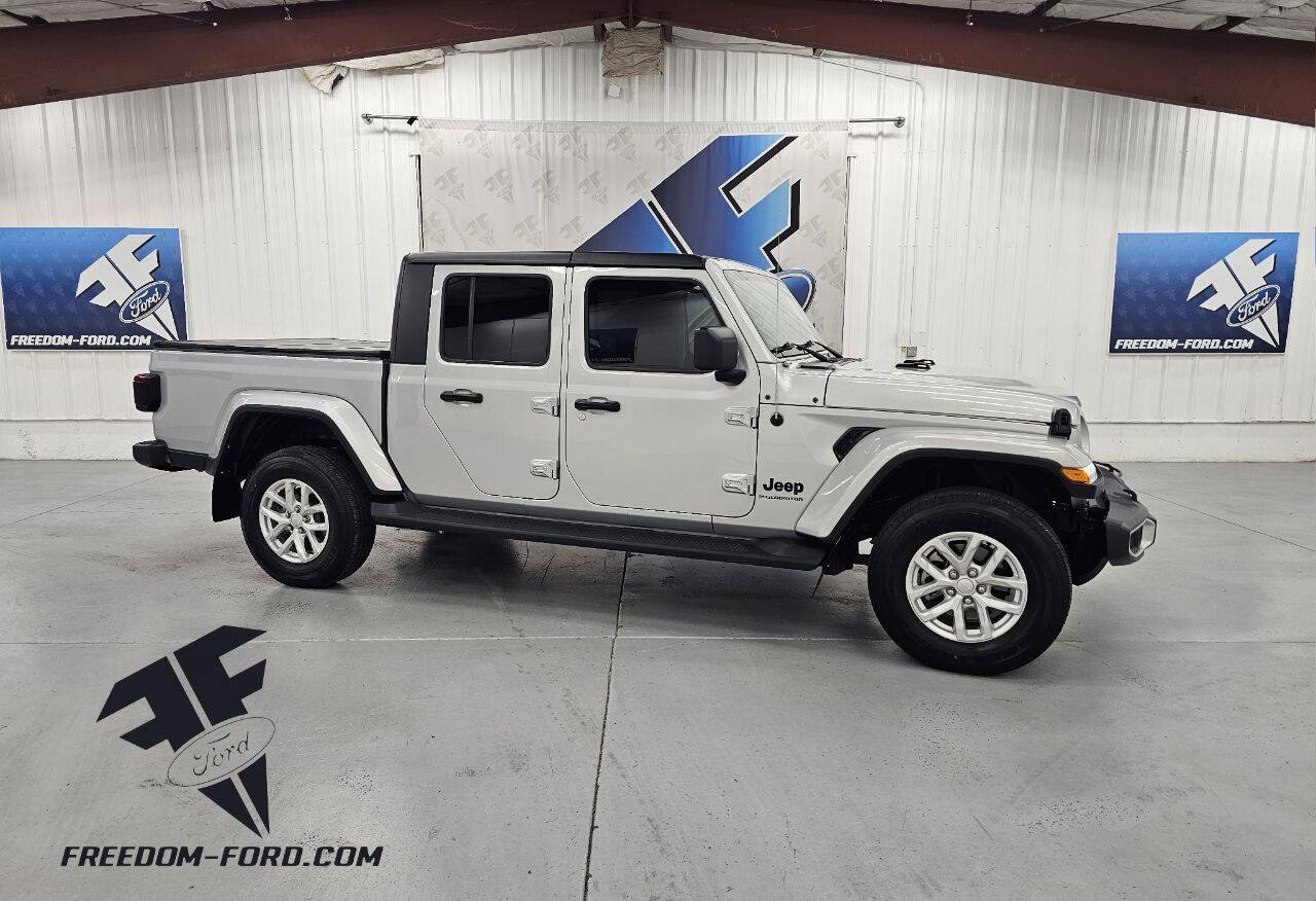 2023 Jeep Gladiator Sport S's photo