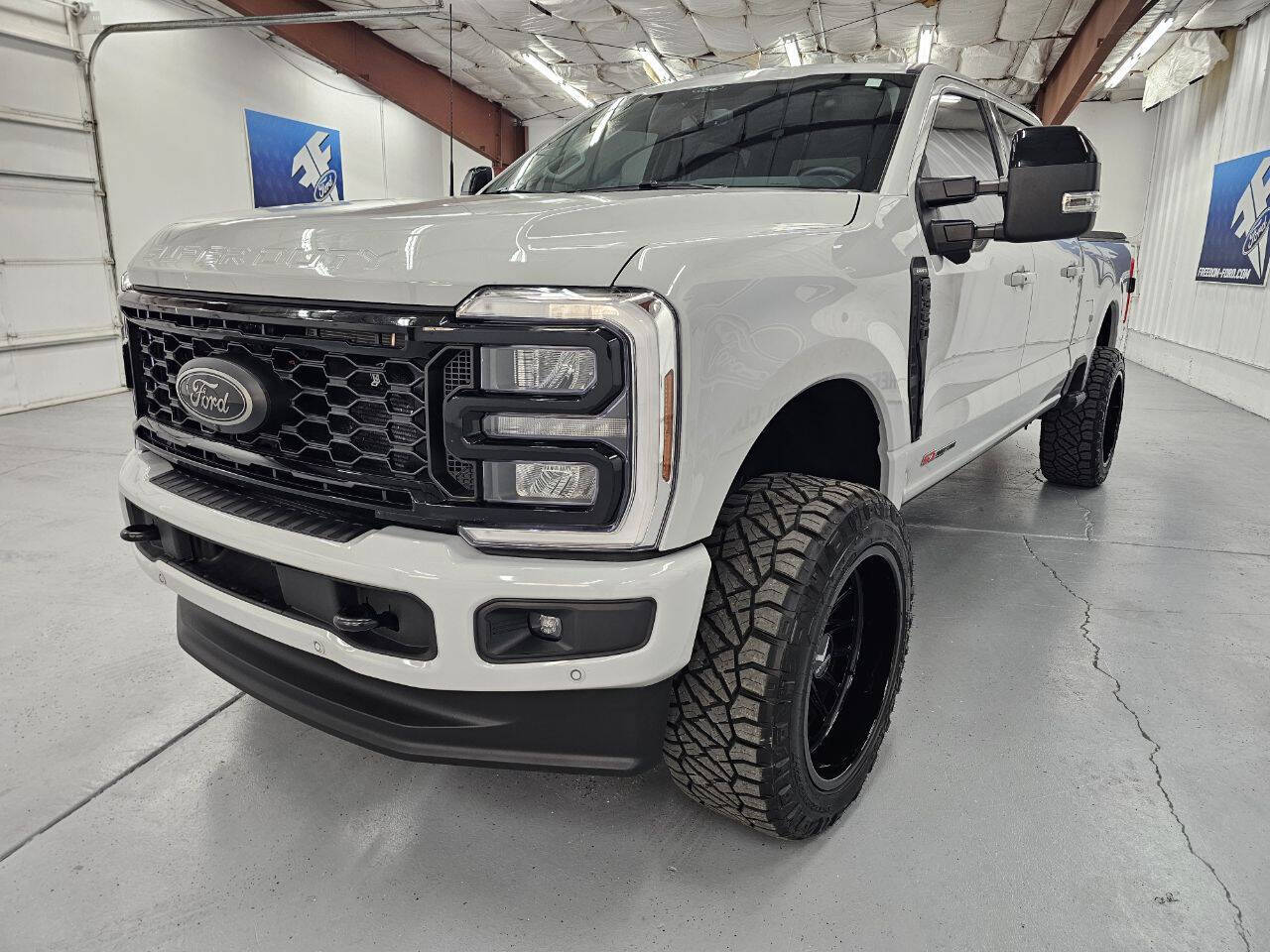 2025 Ford F-350 Lariat photo 2