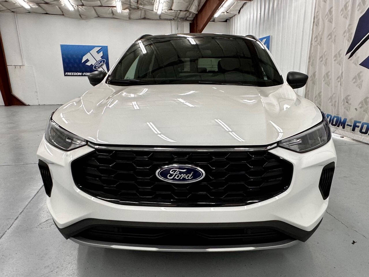 2025 Ford Escape ST-Line photo 2