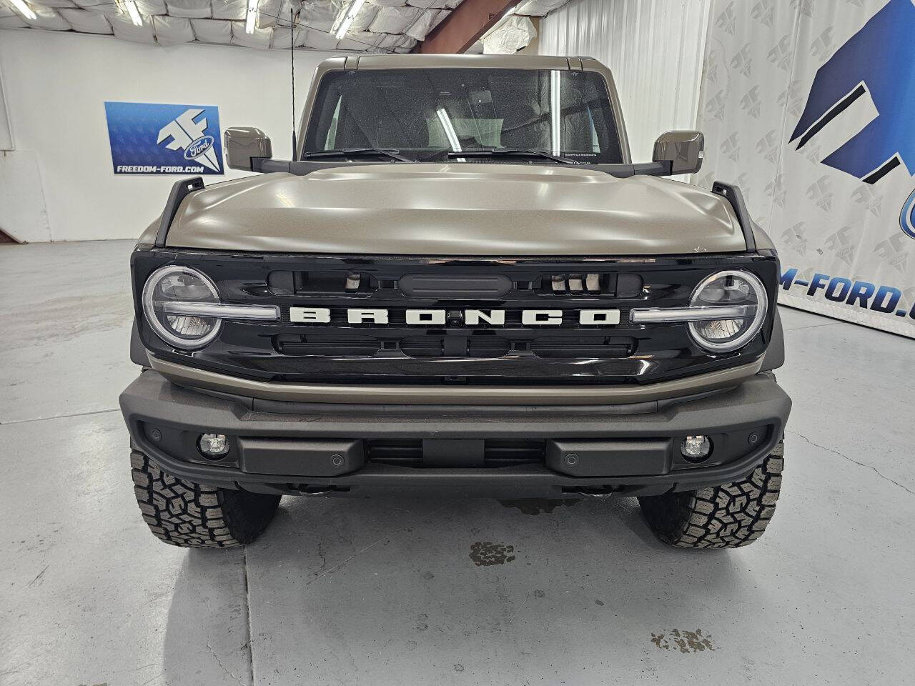 2025 Ford Bronco Outer Banks photo 2