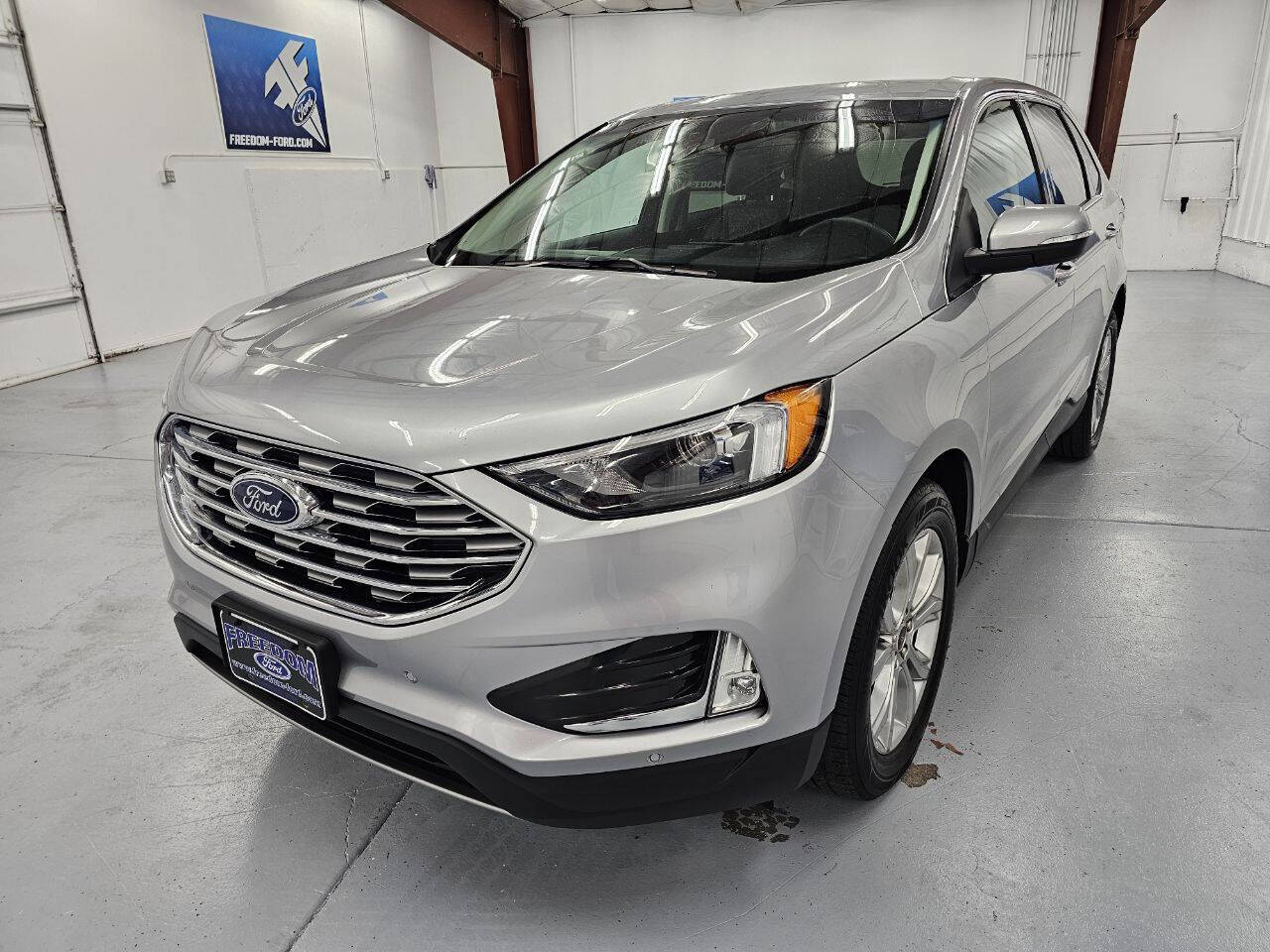 2024 Ford Edge Titanium photo 2